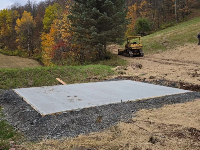 29 days of racing isn’t the only thing that’s new for the @plattekillrenegadesracing team 👀🏠

A new race building is ready to roll. Just waiting on Mountain Ops to pull it up to the base 🏗️⛷️ Stay tuned… race season’s coming fast 🏁

📩 DM to learn more about our Renegades Ski Racing Program. Now 29 days of training, fun, and team energy! 🚨 Lowest pricing through Nov 30 📆

#skiracing #renegadesracing
#skiracinglife #plattekillmountain