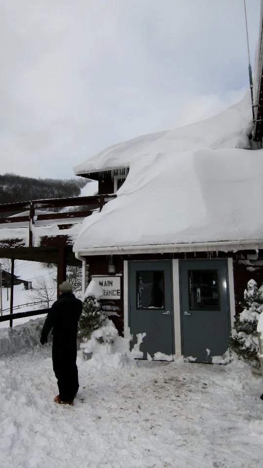 A snowstorm in October 😲 with snowbanks so tall that a five-year-old thought they were mountains ♥️🏔❄️

What year do you think this blizzard hit Platty?!

📹 Filmed by co-owner Laszlo Vajtay with his youngest son Matt in the background, who’s since earned the title of #snowfarmer himself ❄️

#countdowntowinter #plattekillmountain #myplatty #independentlyownedandoperated #familyowned #catskillmountains #blizzard #snowstorms #skitheeast