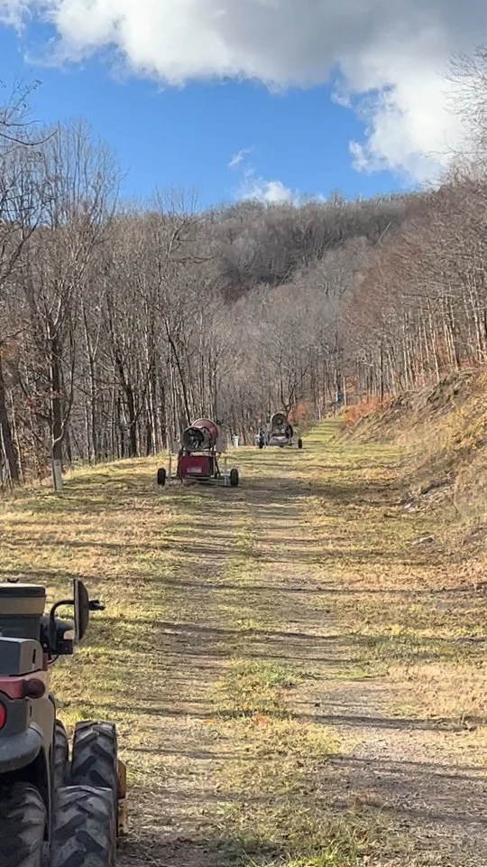 You don’t always see this part. Hoses getting dragged. Guns getting lined up. Mountain ops is locking it in! 

#snowfarmers #countdowntowinter #plattekillmountain