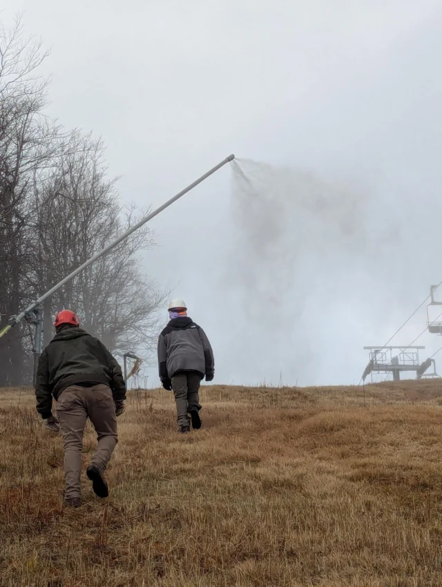 Shakedown at Platty ❄️💨 Our crew was out today waking the mountain up for winter with a full-blast snowmaking test. Every pump, hose, and gun is now ready for when temps are just right!!

#snowfarmers #snowmaking #plattekillmountain #countdowntowinter