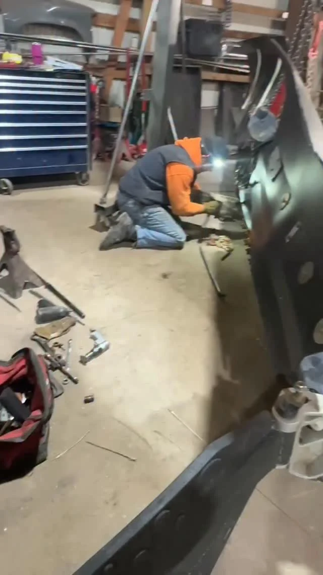 Winter doesn’t happen without this crew  It all starts in the shop 💪🛠 Our mechanics keep the groomers dialed and the mountain running. Grateful for the team behind the scenes 🏔

#heavymachinerymechanics #plattekillmountain #skimountainlife
