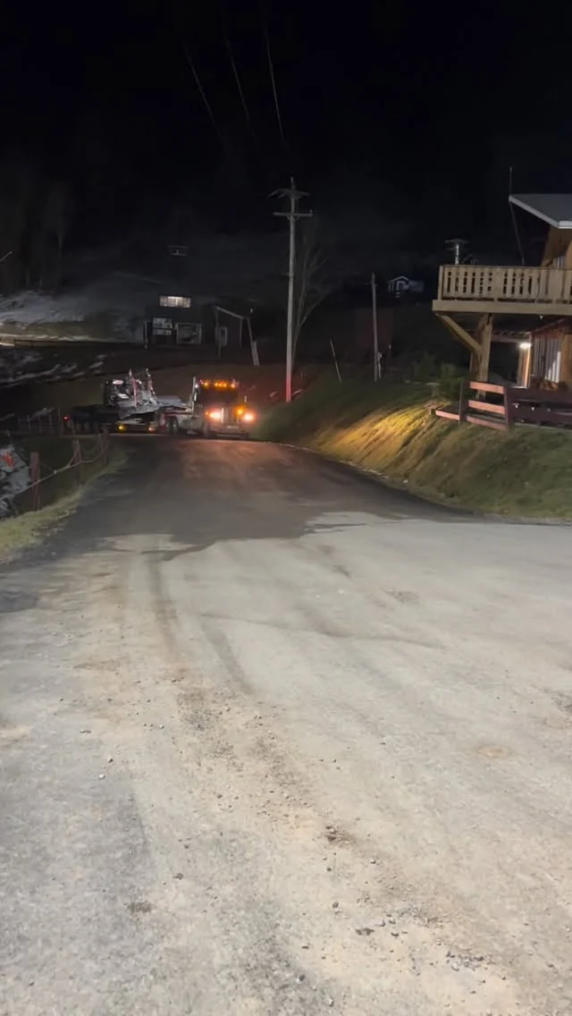 You all know what this means…
Moving our new Bison X winch cat and the old BR 350 up the mountain tonight! Both are ready to roll. Huge shout to our vehicle maintenance team and to @eklundfarmmachinery for the haul 💪

#wereready #snowfarmers #groomerlife #plattekillmountain #skithecatskills